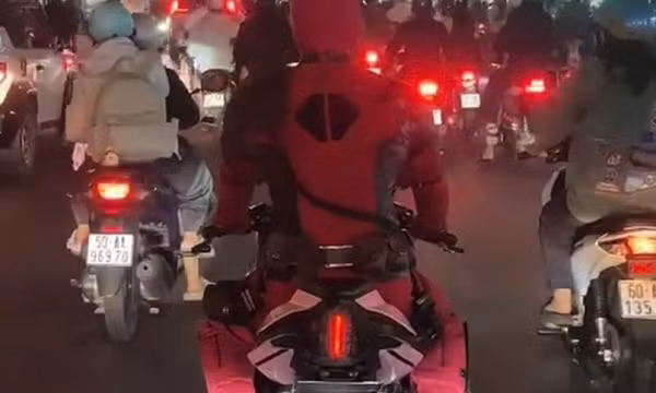 Xử phạt người hóa trang siêu anh hùng lái xe phân khối lớn che biển số