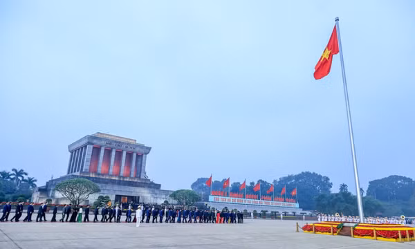 Đại biểu dự Đại hội Đảng lần thứ XIV vào Lăng viếng Chủ tịch Hồ Chí Minh