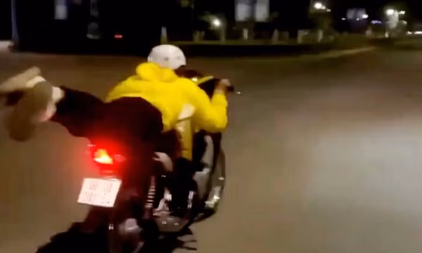 Nam shipper nằm dài trên xe 'diễn xiếc' trên đường đêm ở Phú Quốc