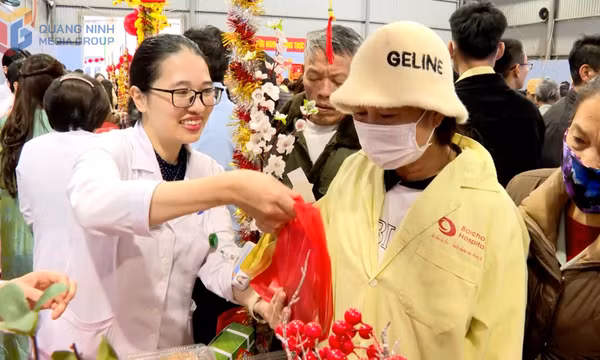 Chương trình “Xuân yêu thương - Tết nhân ái” tại Bệnh viện Bãi Cháy