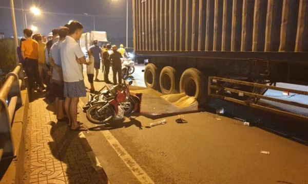 Hai xe máy va chạm, nữ công nhân lọt gầm xe container, tử vong thương tâm