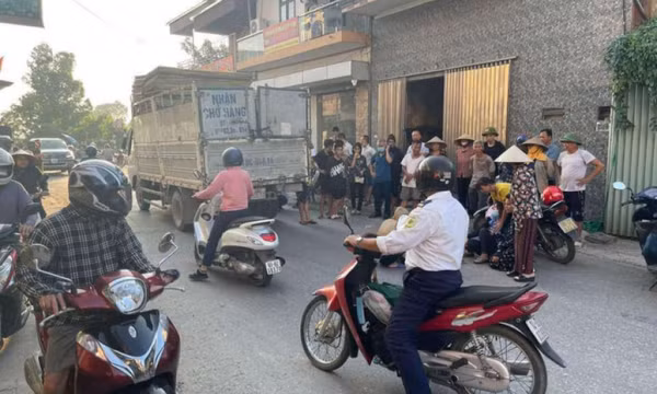 Bé gái tử vong thương tâm dưới bánh xe tải khi mẹ đón về nhà