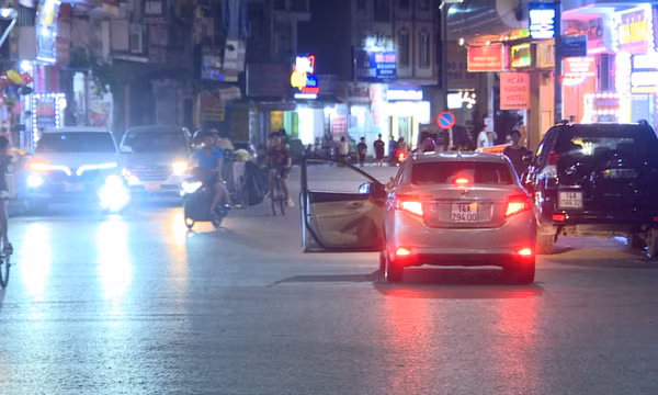 Khởi tố lái xe "taxi dù" về tội chống người thi hành công vụ