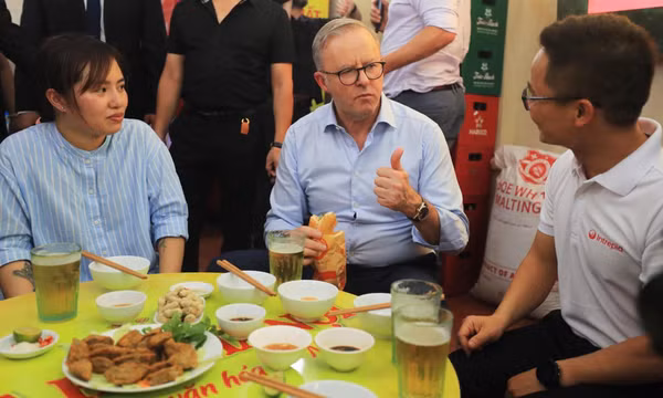 Thủ tướng Australia uống bia hơi, ăn bánh mì truyền thống Hà Nội 