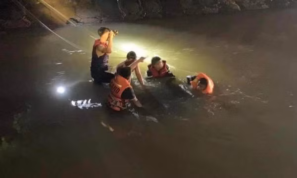 Ô tô lao xuống kênh, 2 người tử vong, 2 người nhập viện