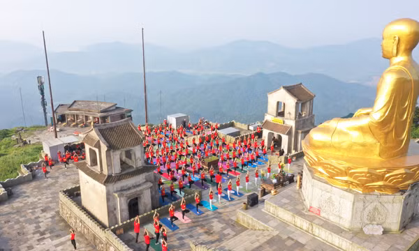 300 học viên đồng diễn Yoga tại Yên Tử