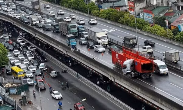 Xe container đâm vỡ lan can đường Vành đai 3, bê tông rơi xuống đường