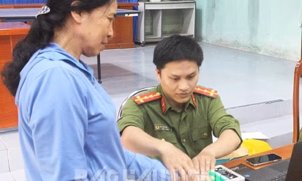 Gỡ từng nút thắt để hái "quả ngọt 06"