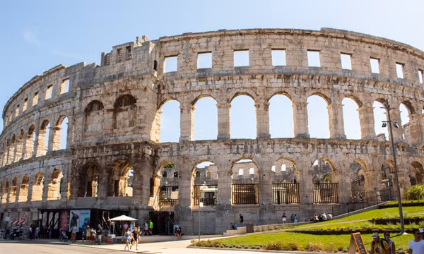 7 đấu trường nổi tiếng không ở Rome