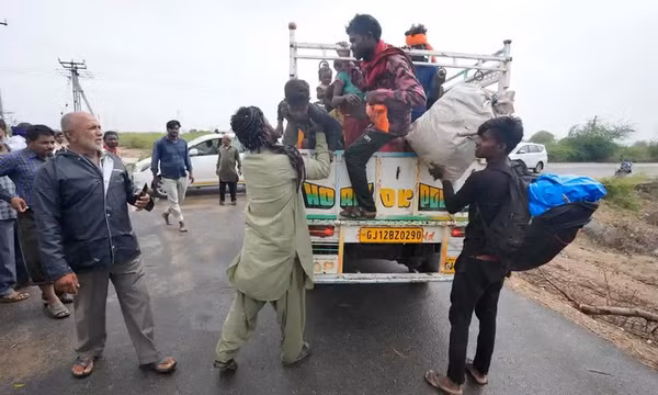 Ấn Độ và Pakistan di dời hơn 100.000 dân trước khi bão Biparjoy đổ bộ