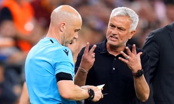 Mourinho và Roma bị trừng phạt nặng