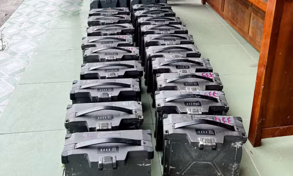 Bắt 2 tên trộm pin máy bay
