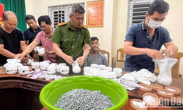 Bắt hai đối tượng vận chuyển 17.000 viên ma túy qua đường hàng không 