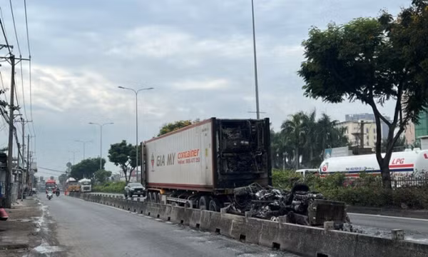 Xe container cháy ngùn ngụt trên quốc lộ