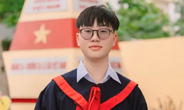 Nam sinh gãy tay được giám thị chép hộ bài thi lớp 10