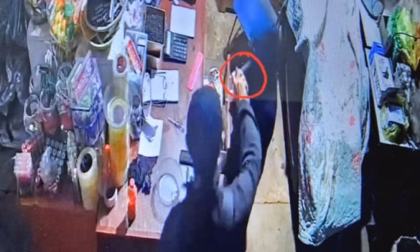 Thiếu niên 16 tuổi dùng bình hơi cay xịt vào mặt chủ quán để cướp tiền