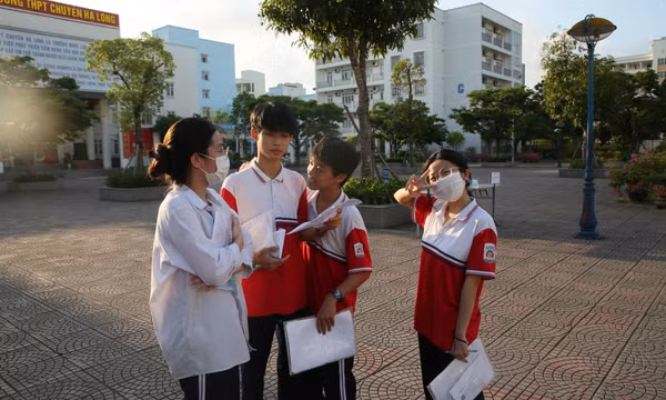 Các thí sinh hoàn thành 4 môn thi chuyên Sinh học, Lịch sử, Địa lý và Tiếng Anh