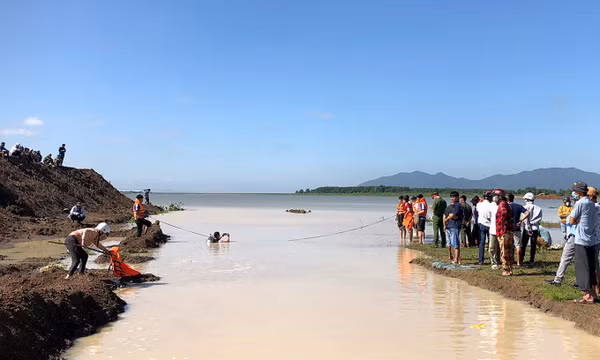 Ba bố con tử vong dưới hồ