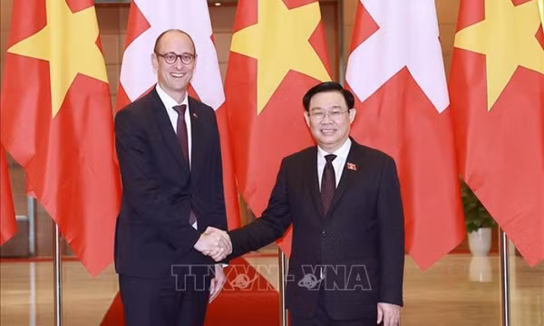 Chủ tịch Quốc hội Vương Đình Huệ đón, hội đàm với Chủ tịch Hội đồng Quốc gia Thụy Sĩ Martin Candinas