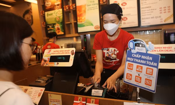 Thanh toán không tiền mặt tăng mạnh ở dịch vụ ăn uống, mua sắm, làm đẹp