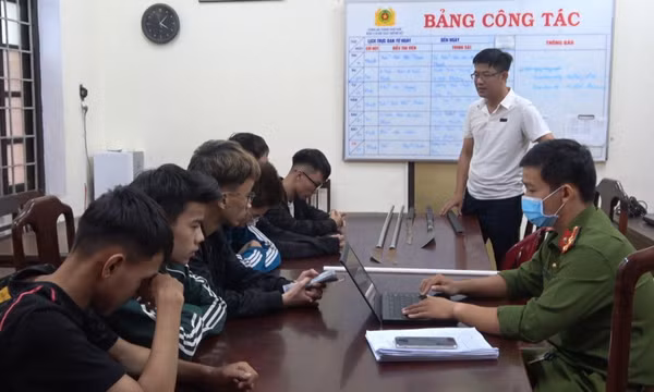 2 nhóm thanh, thiếu niên mang dao, kiếm giải quyết mâu thuẫn