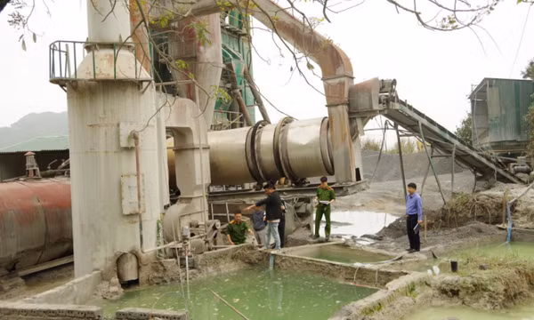 Phó Giám đốc và quản lý trạm trộn bê tông xả trái phép 412 tấn chất thải công nghiệp