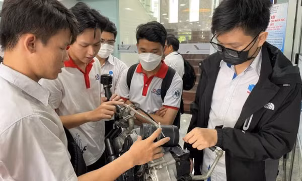 Sinh viên làm thiết bị chống ngập cho xe máy