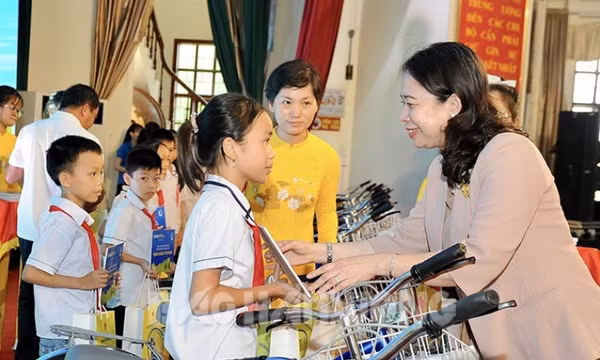 Phó Chủ tịch nước Võ Thị Ánh Xuân tặng quà trẻ em có hoàn cảnh khó khăn tại Hải Dương