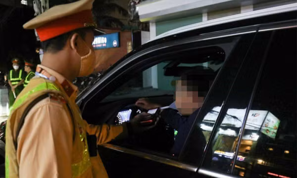 Tài xế ô tô biển số Lào vi phạm nồng độ cồn bị phạt hơn 35 triệu đồng