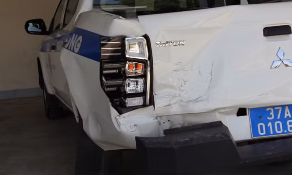 Chở hàng quá tải, lao xe ô tô đâm móp xe Cảnh sát rồi bỏ trốn