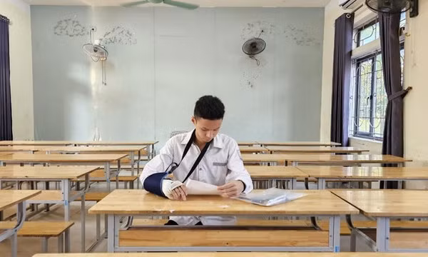 Bị gãy tay bó bột, nam sinh phải nhờ người viết hộ bài thi 