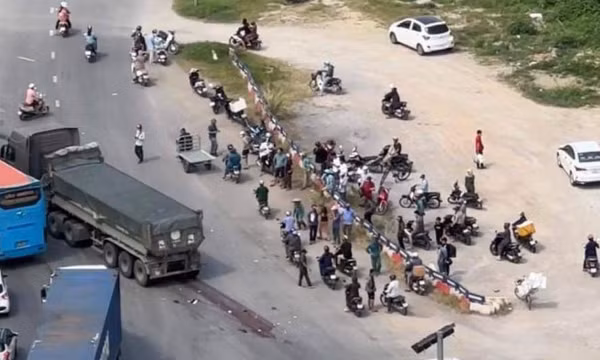 Xe đầu kéo đâm xe máy ở vòng xuyến QL1A tránh TP Thanh Hóa, 1 người tử vong