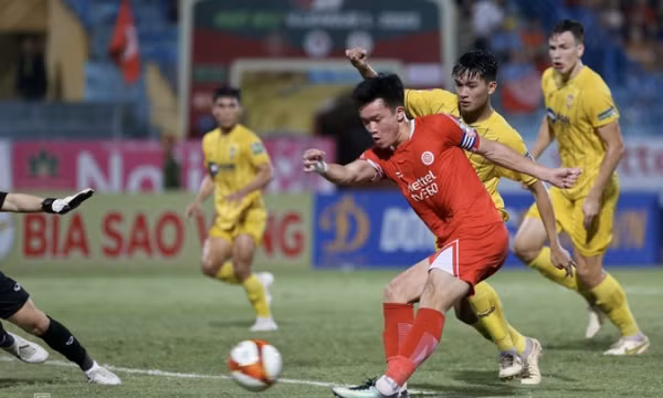 Hoàng Đức xé toang hàng thủ SLNA