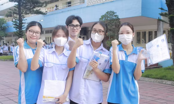 Thí sinh hoàn thành bài thi môn Ngoại ngữ, kết thúc Kỳ thi tốt nghiệp THPT 2023