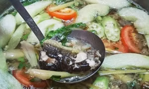 Bị cấm yêu, nghịch tử đổ thuốc sâu vào nồi canh đầu độc cha mẹ