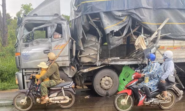 Tai nạn liên hoàn, người dân đập kính đưa khách thoát ra ngoài
