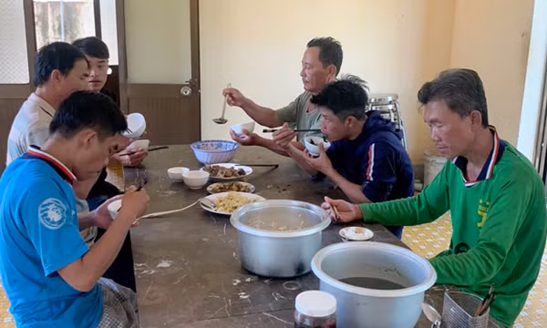 Tàu chở 6 người bị tông chìm trên biển Côn Đảo 
