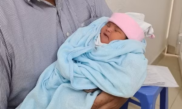 Mẹ vỡ tử cung từ vết mổ cũ, em bé tự chào đời
