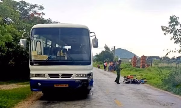 Xe ô-tô chở công nhân va chạm xe đạp điện làm 2 vợ chồng tử vong