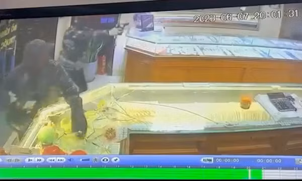Hai đối tượng mang theo súng, cướp tiệm vàng ở Hải Dương