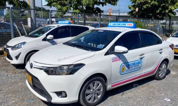 Tân Sơn Nhất tạm dừng hoạt động 2 doanh nghiệp taxi gian lận giá cước