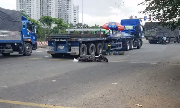 Nữ công nhân tử vong dưới bánh xe đầu kéo trên đường đi làm 