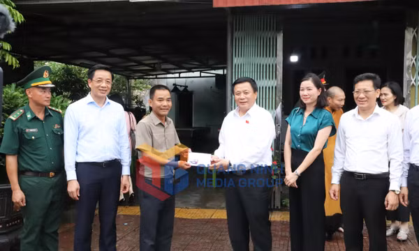 Chủ tịch Hội đồng lý luận Trung ương Nguyễn Xuân Thắng thăm và làm việc tại huyện Cô Tô, tháng 6-2023