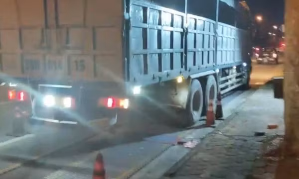 Tài xế xe quá tải chây ì suốt hơn 5 giờ đồng hồ vẫn bị xử lý