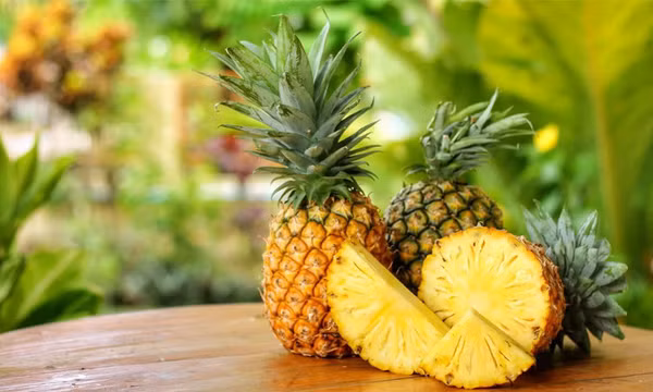 Lý do ăn dứa ngứa và rát lưỡi