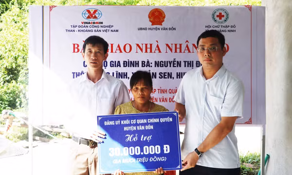 Vân Đồn: Bàn giao nhà nhân đạo cho hộ cận nghèo