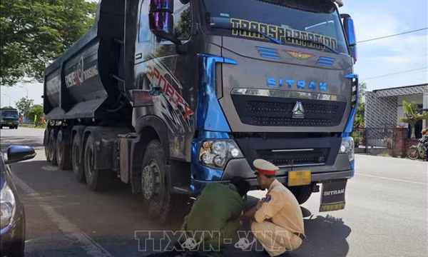 Quảng Trị: Ô tô đầu kéo va chạm với xe máy khiến một phụ nữ tử vong
