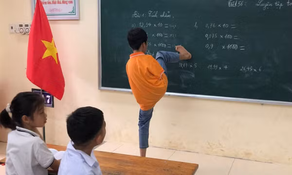 Đường đến trường của cậu học trò cụt hai tay
