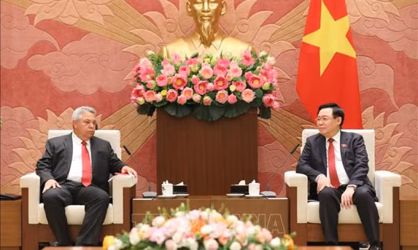 Chủ tịch Quốc hội Vương Đình Huệ tiếp Tổng Thư ký Trung tâm Những người lao động Cuba