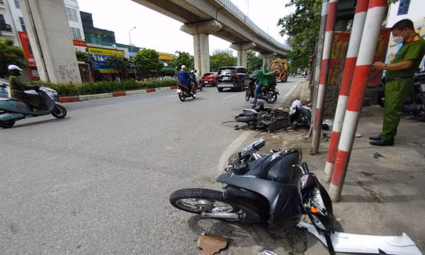 Hai xe máy va chạm ở ngã tư Hoàng Cầu, ba người bị thương nặng